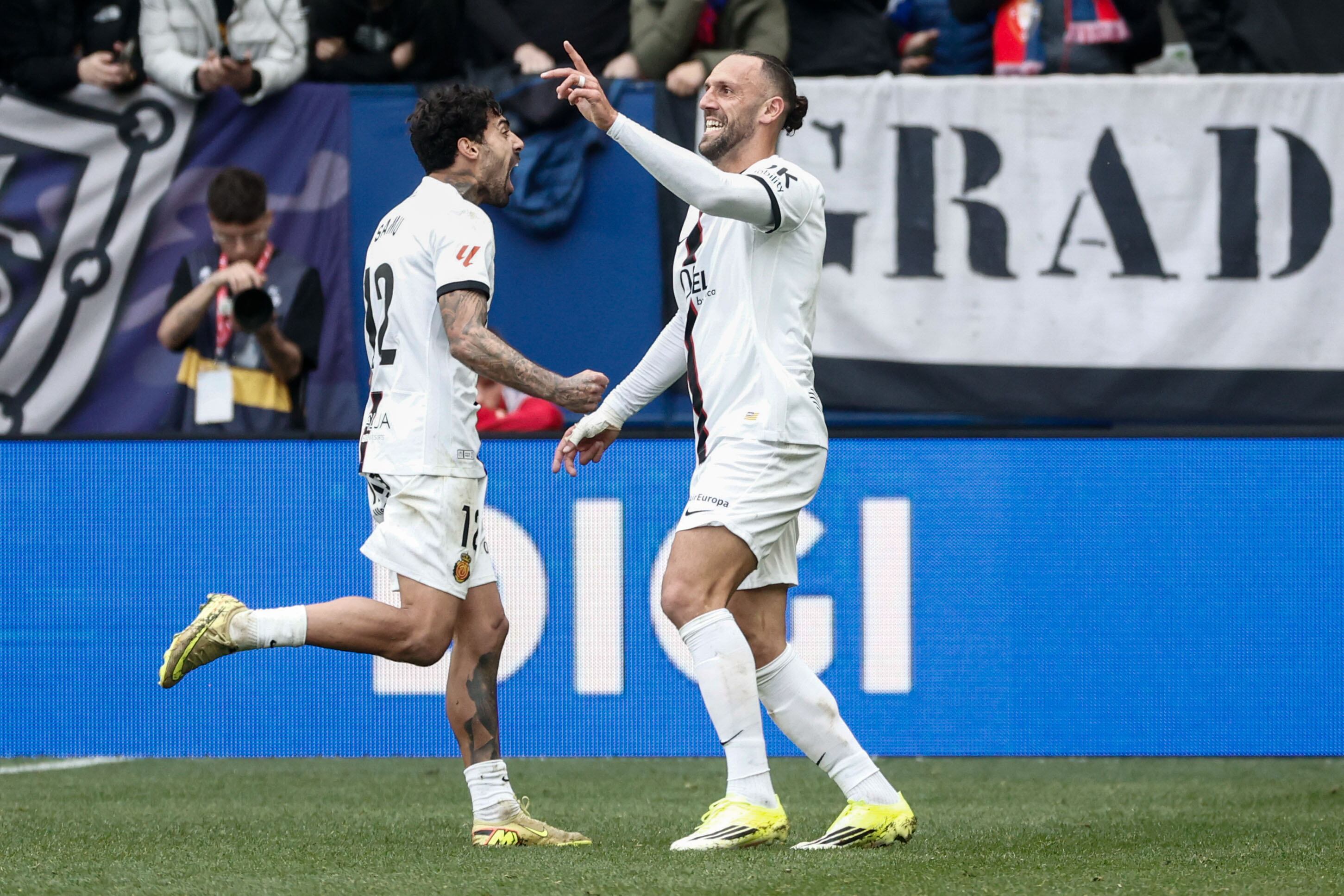 PAMPLONA, 07/03/2026.- El delantero kosovar del Mallorca Vedat Muriqi celebra el segundo gol de su equipo durante el partido de Liga que Osasuna y Mallorca disputan este sábado en el estadio de El Sadar, en Pamplona. EFE/Jesús Diges