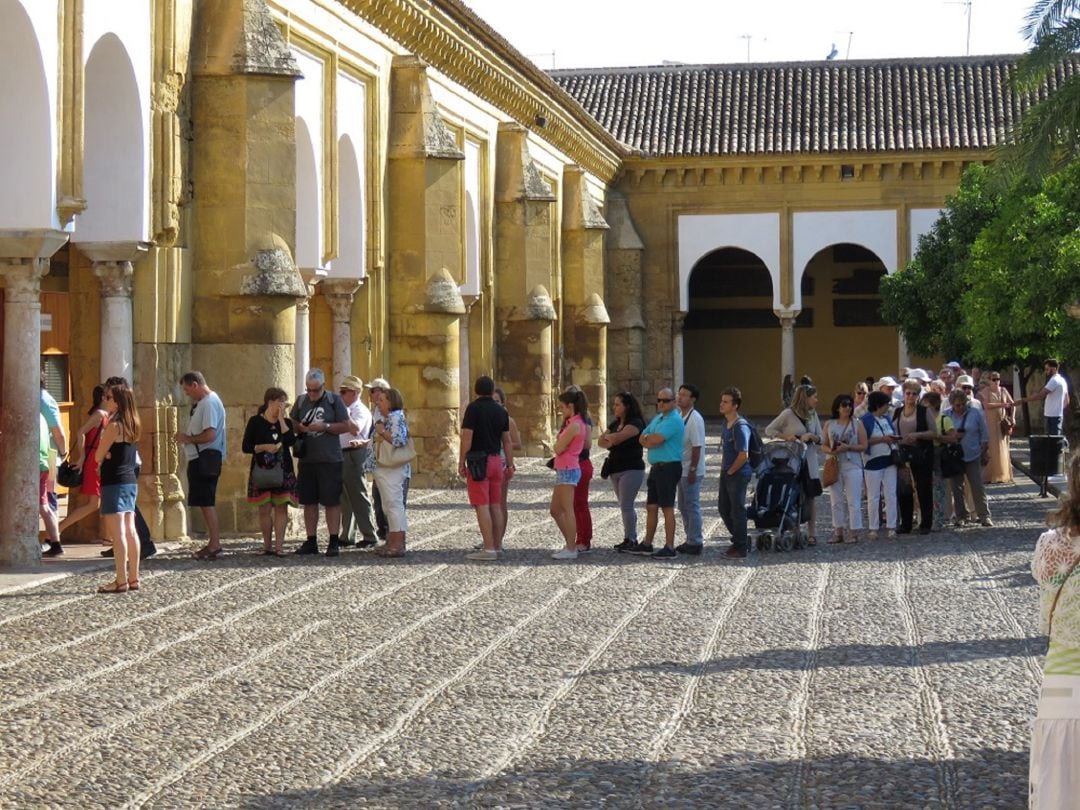 Turistas hacen cola para sacar las entradas de la Mezquita