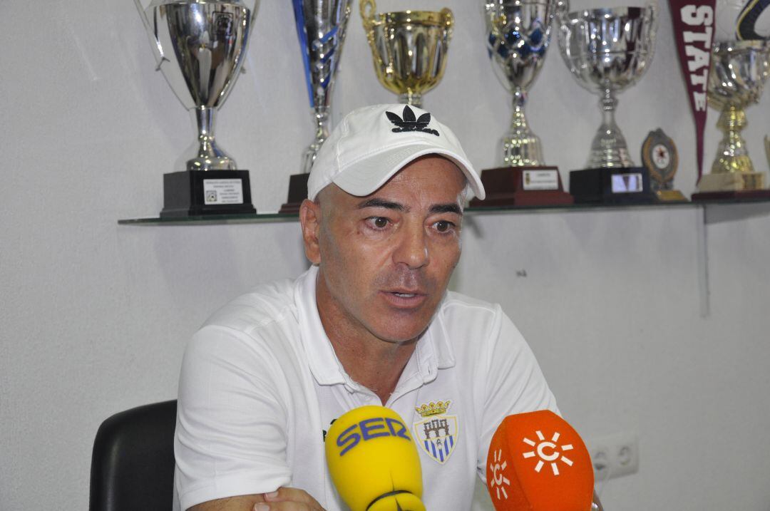 Pepe Bermúdez, técnico del Arcos CF, durante una rueda de prensa