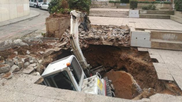 Excavadora hundida hace varias semanas en las obras de la plaza del Concejo.