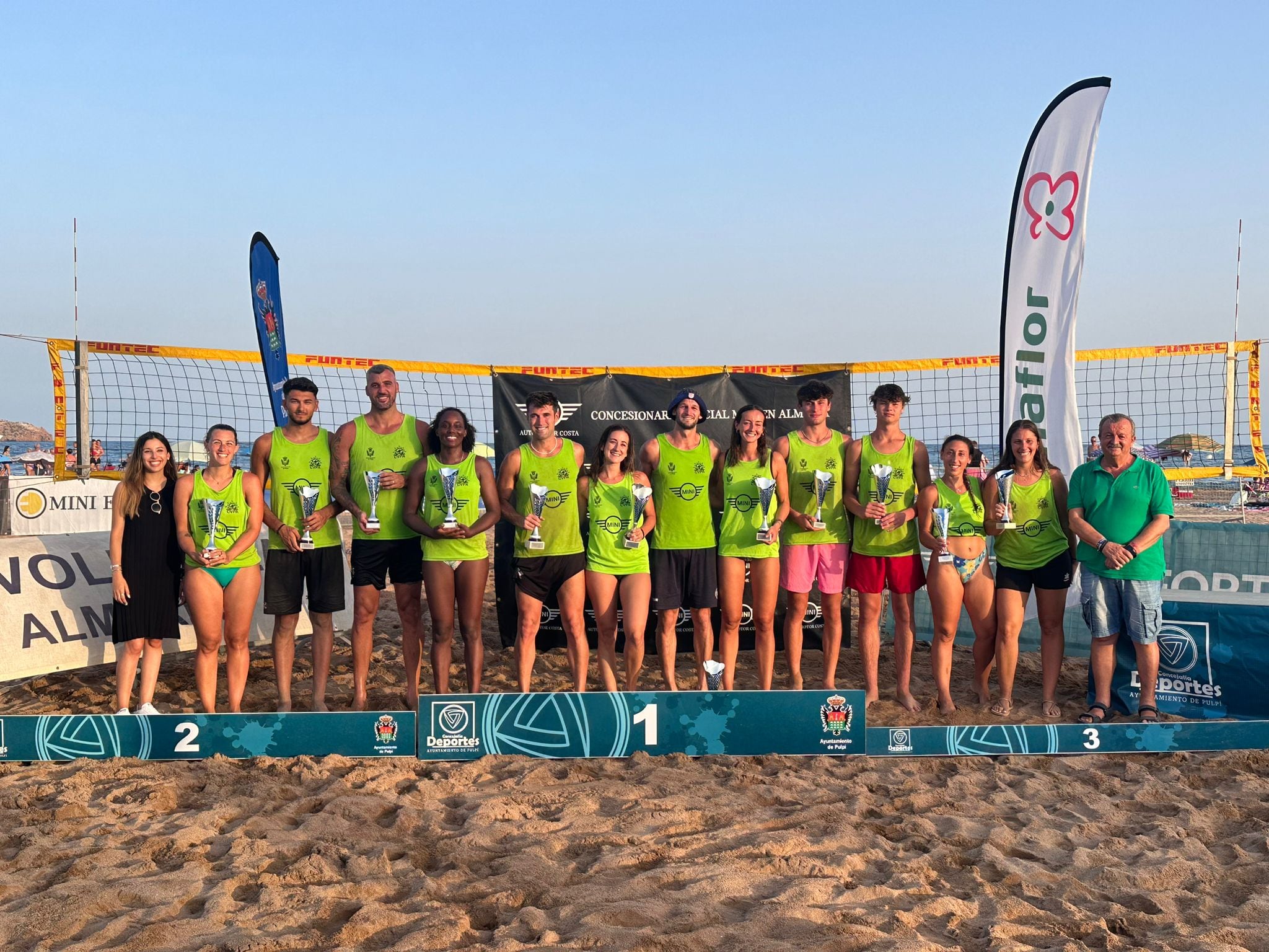 Los ganadores del torneo de voley playa.