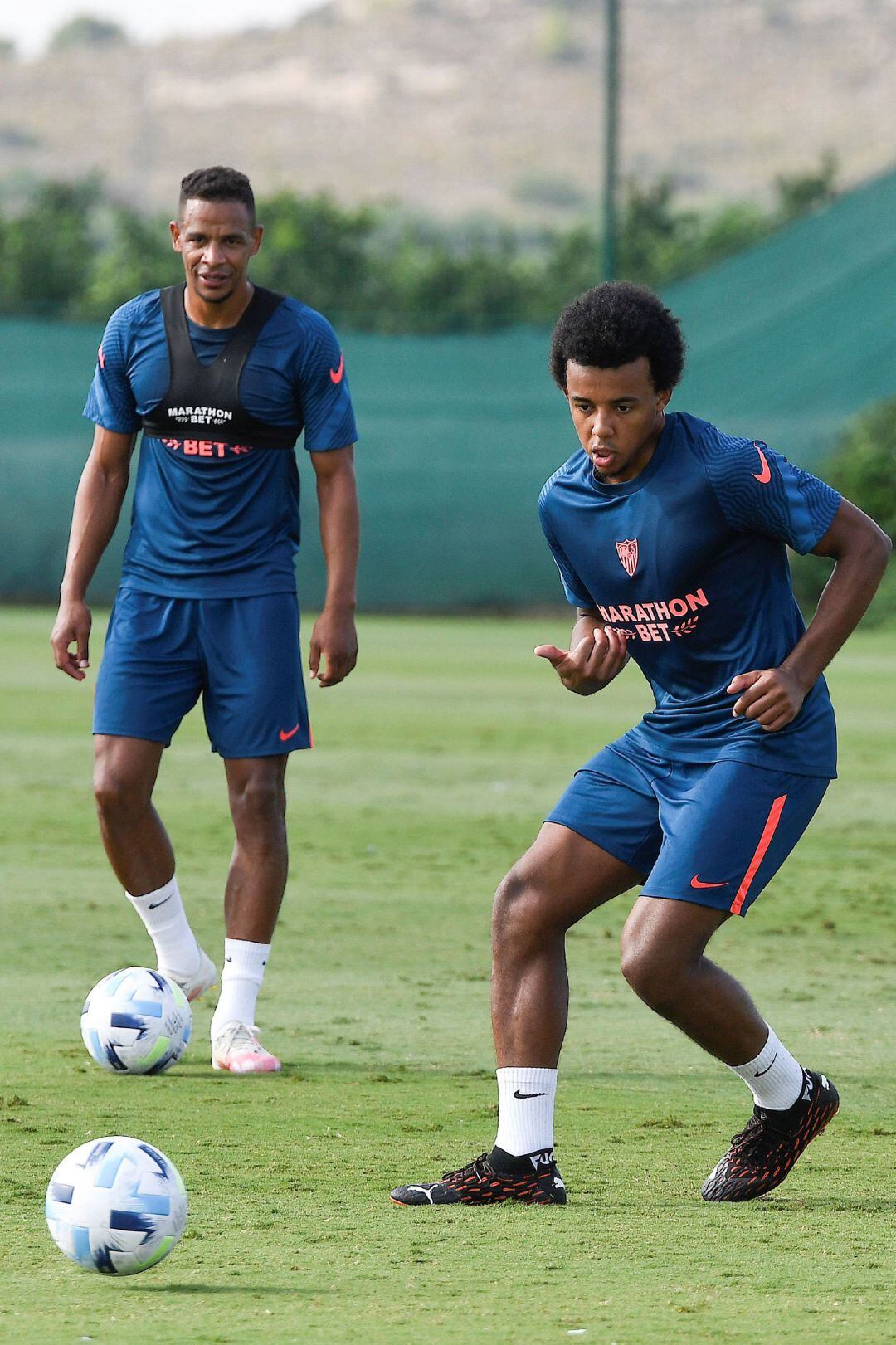 Koundé, en un entrenamiento, junto a Fernando.