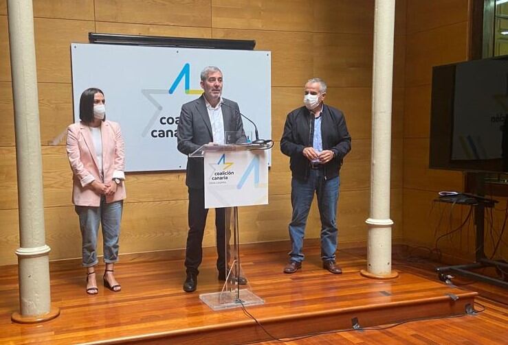 Fernando Clavijo, secretario general de Coalicion Canaria, flanqueado por los secretarios insulares de Lanzarote y Fuerteventura, Migdalia Machín y Mario Cabrera.