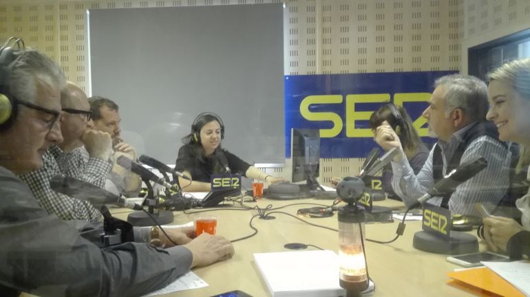 De izquierda a derecha: Jaume Font (PI), Andreu Alcover (PSIB), David Abril (Més), Esther Vicens, Laura Camargo (Podem), Pep Lluís Bauzá (C´s) y Marga Prohens (PP) 
