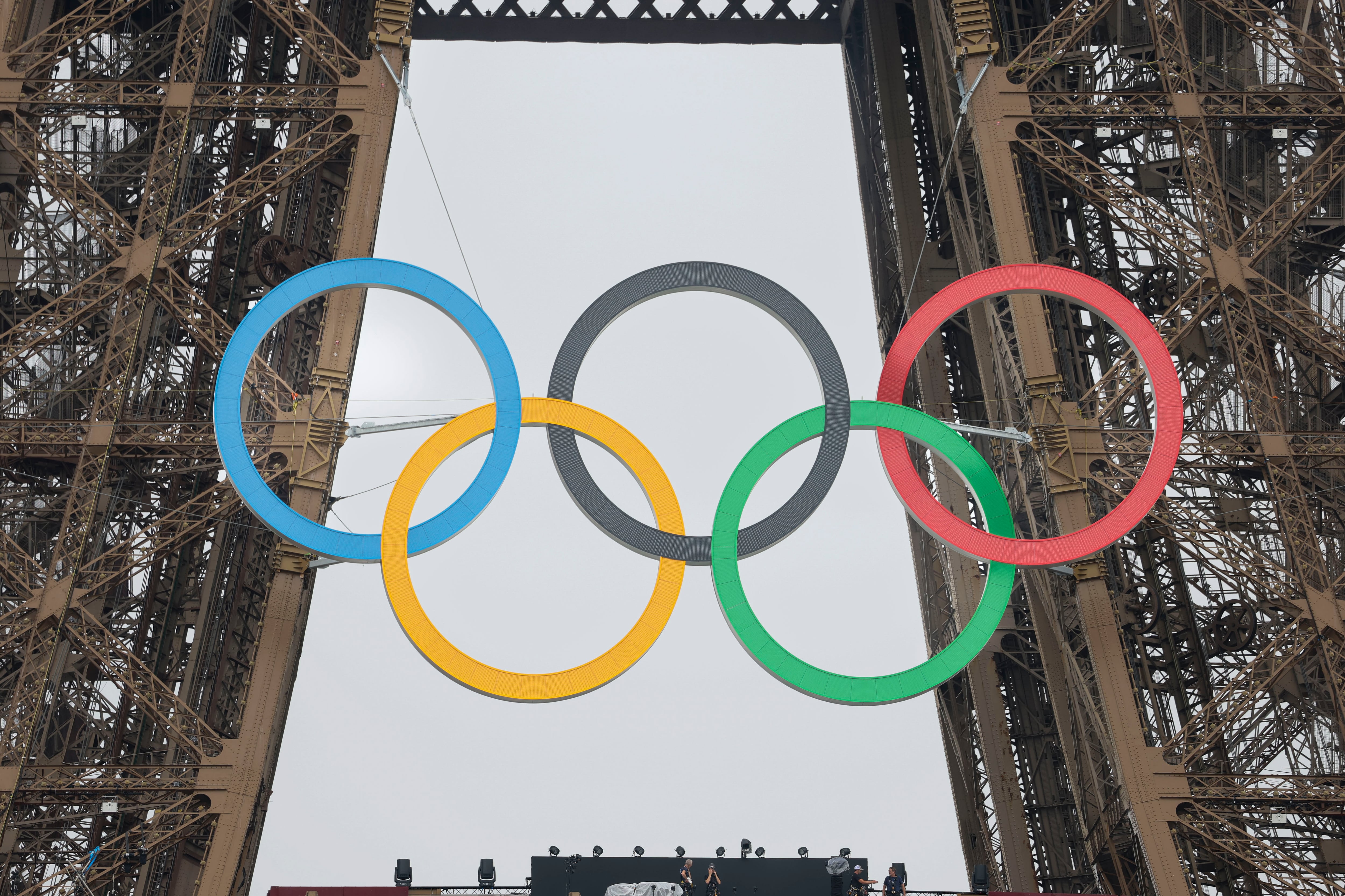 PARIS, 26/07/2024.- Vista de los aros olímpicos colocados en la Torre Eiffel, horas antes de la ceremonia de inauguración de los Juegos Olímpicos de París, este viernes. EFE/ Juanjo Martin
