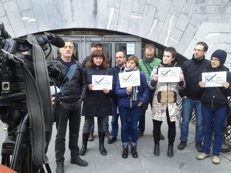 Representantes de Sortzen y de los sindicatos ELA, LAB y STEE EILAS reclaman FP en euskera ante la sede del departamento de Educación