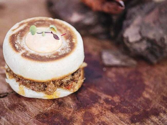 Pan brioche de pringá y mayonesa de berza