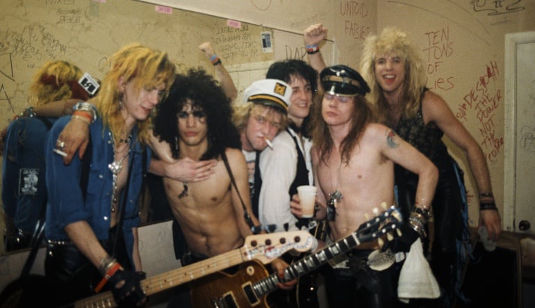 Duff McKagan, Slash, Izzy Stradlin, Axl Rose y Steven Adler posan en camerino antes de un concierto en Long Beach, en 1986