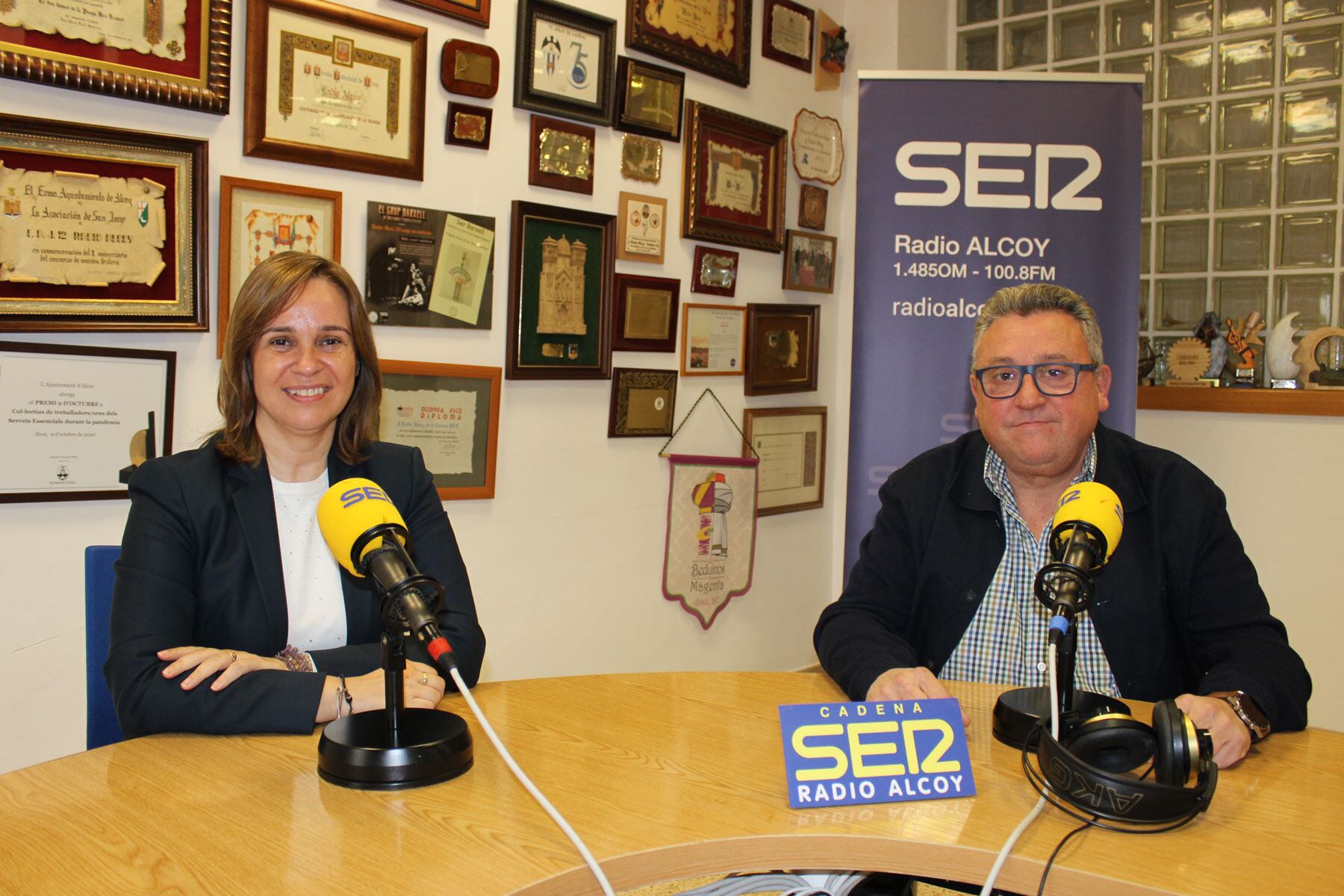Isabel López, alcaldesa de Xixona, y Alfonso Gutiérrez, presidente de la Asociación de Comerciantes, en el estudio central de Radio Alcoy