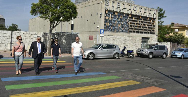 El alcalde de Colmenar Viejo Miguel Ángel Santamaría cruzando el paso de cebra arcoíris por el Día del Orgullo Gay