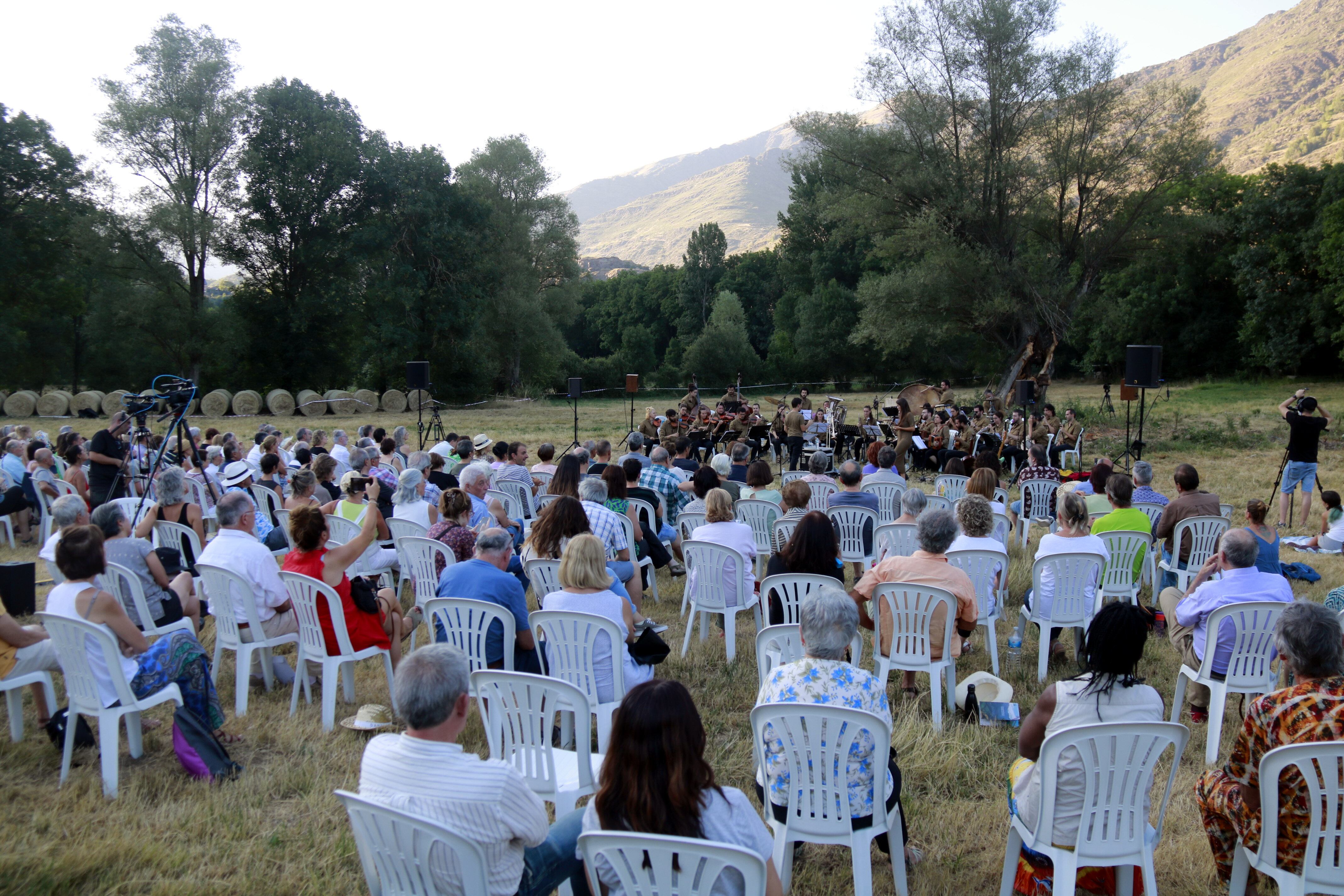 Públic durant l'espectacle "Trencadís" de l'OMAC donant el tret de sortida al Dansàneu