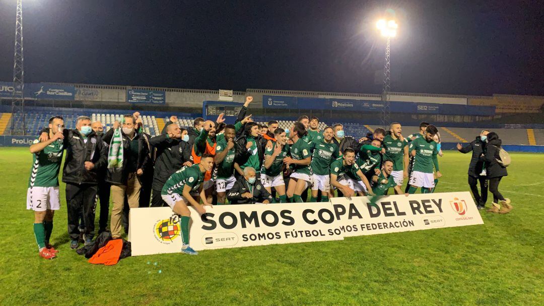 El CD Marchamalo posa tras conseguir en la tanda de penaltis ante el Móstoles CF, la clasificación para la 1ª ronda de la Copa del Rey.