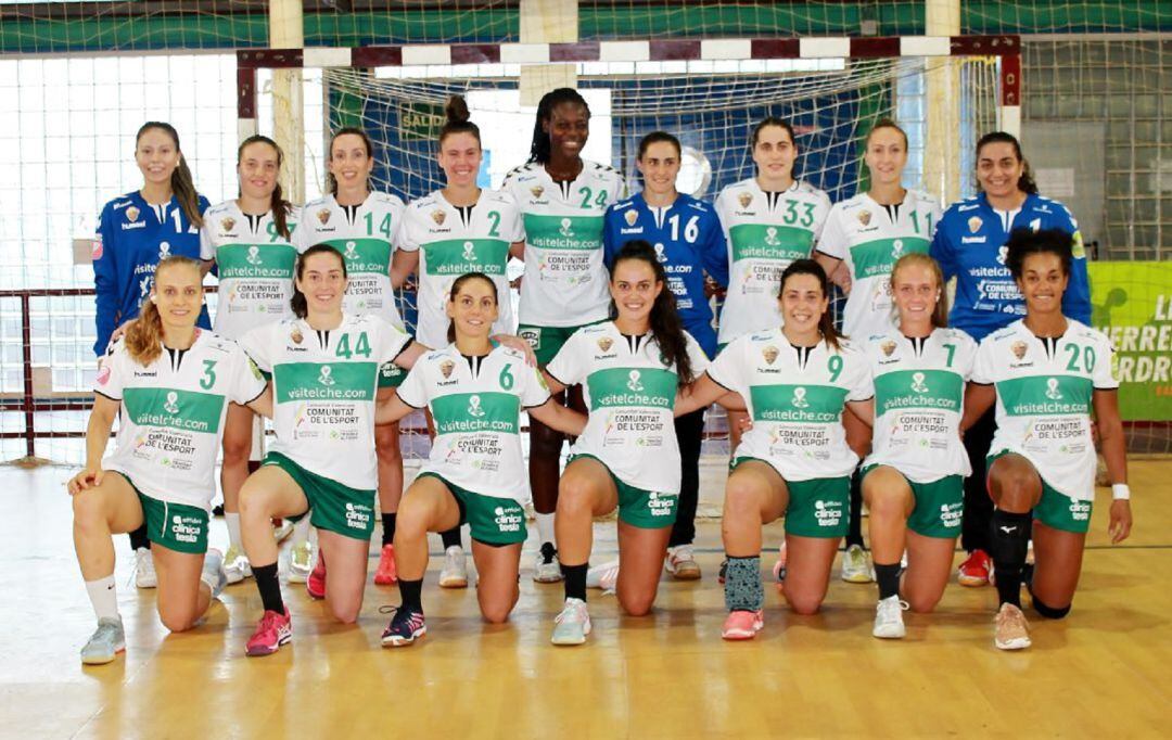 Las jugadoras del C.BM. Elche posan en el Pabellón de Carrús