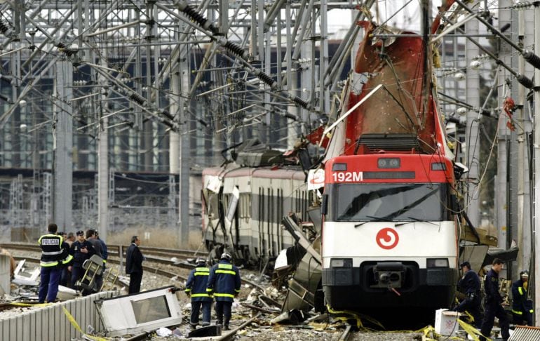 Imagen de los servicios de emergencias junto a uno de los trenes del 11-M. 