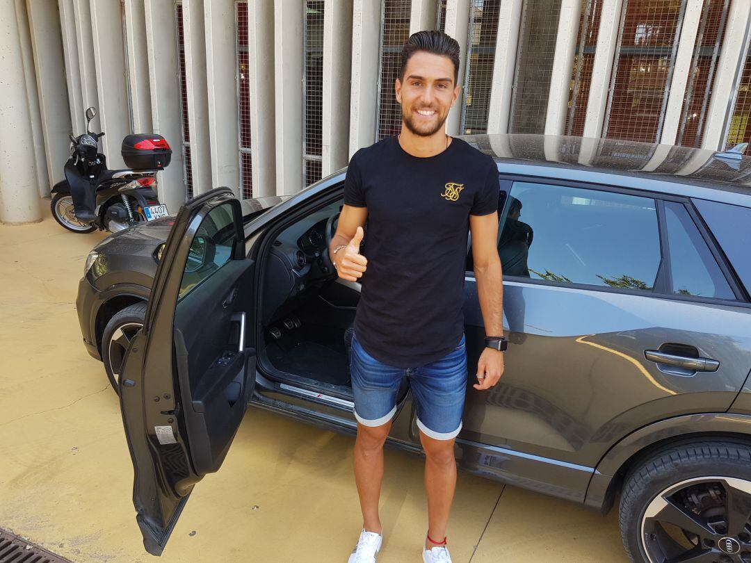 Juan Ibiza nada más firmar su nuevo contrato.