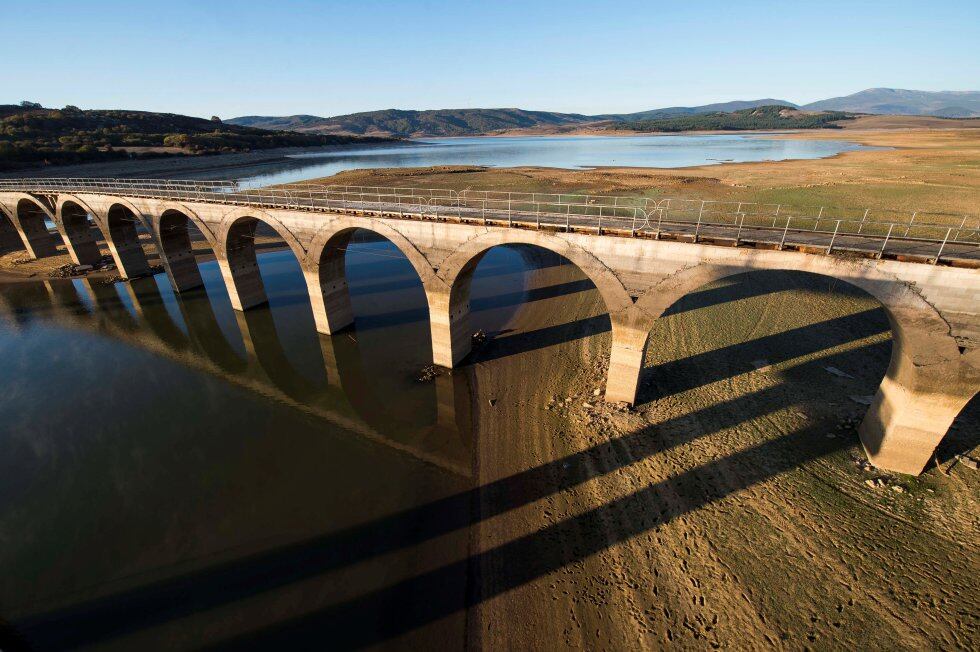 Puente de Orzales, que atraviesa el Pantano del Ebro, en Reinosa (Cantabria).