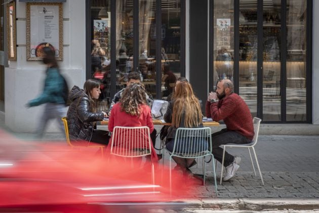 Archivo - Seis personas sentadas en una terraza en València