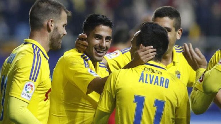 Los jugadores del Cádiz celebran un gol