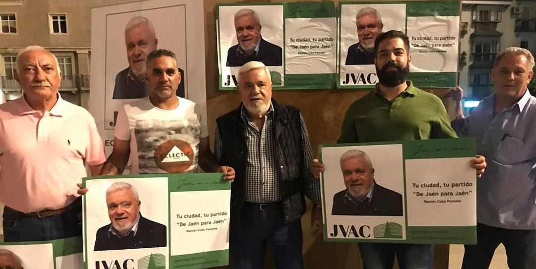 Ramón Cobo, candidato de Jaén va a crecer, junto a parte de su candidatura el día de la pegada de carteles.