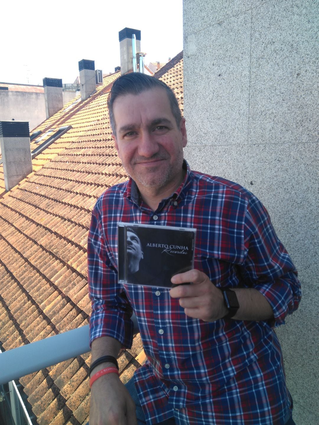 Alberto Cunha con su disco Recordos