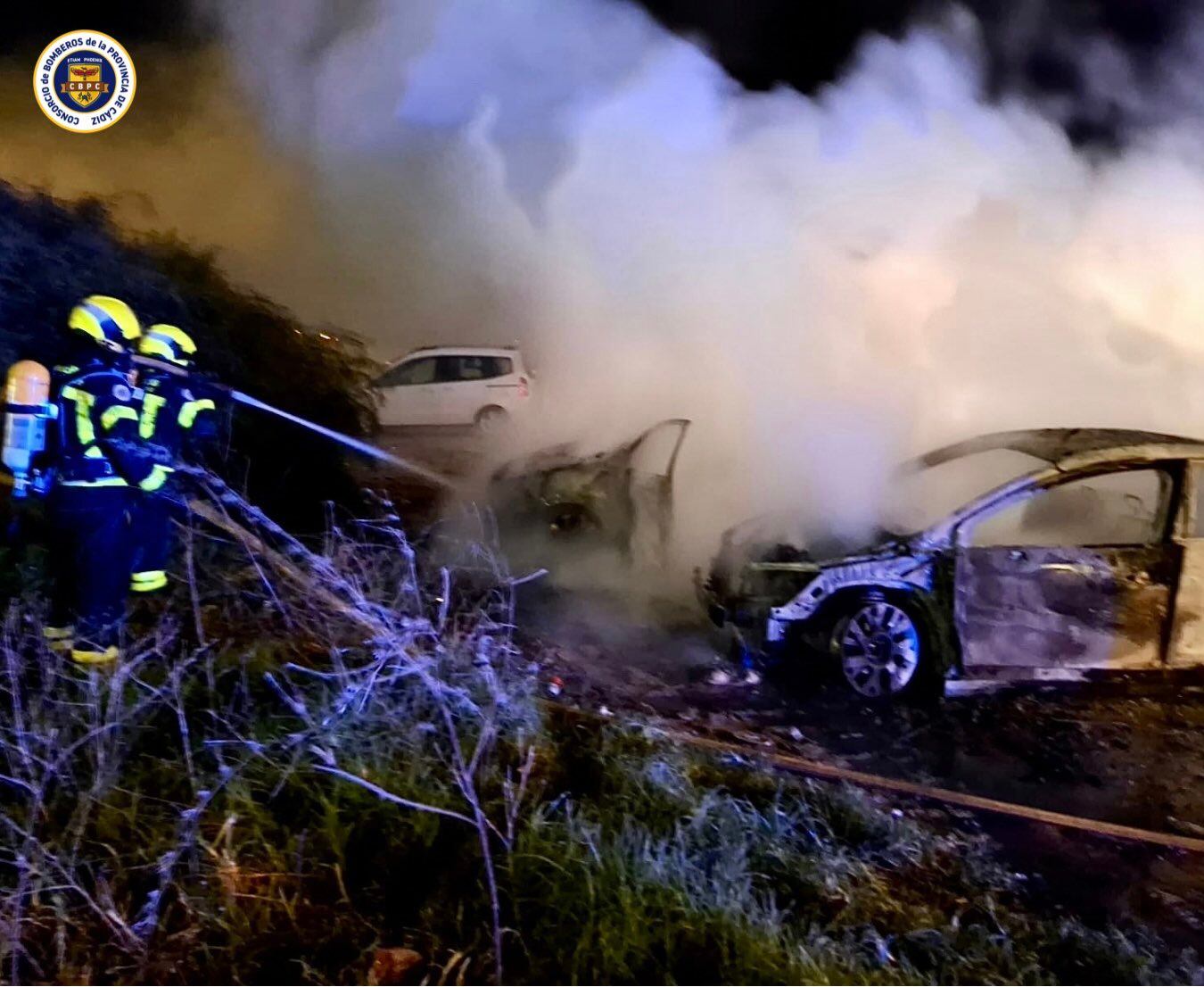 Los bomberos sofocan las llamas que han calcinado dos vehículos en Sanlúcar