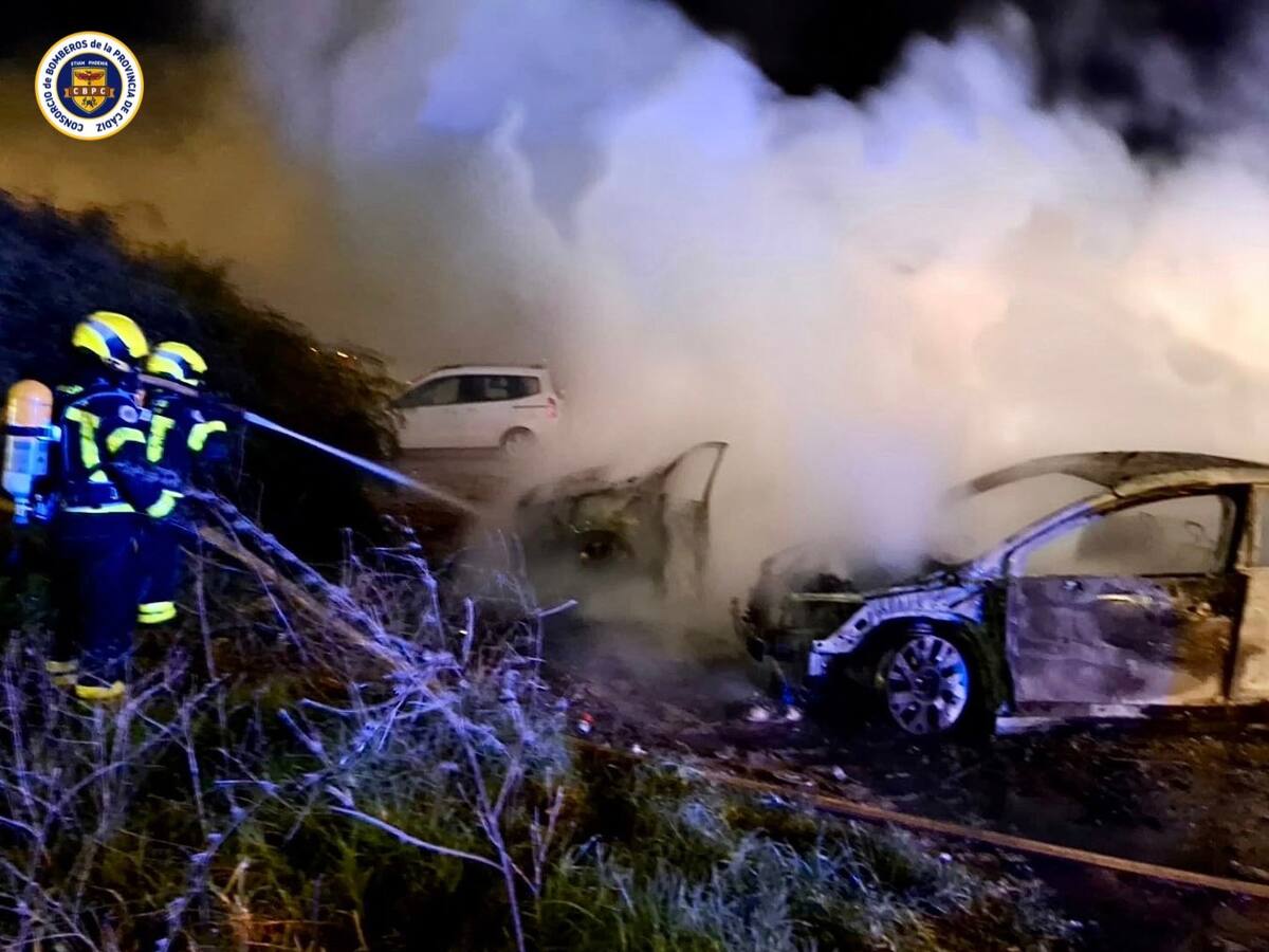 Un incendio calcina dos vehículos y afecta a un tercer turismo en Sanlúcar