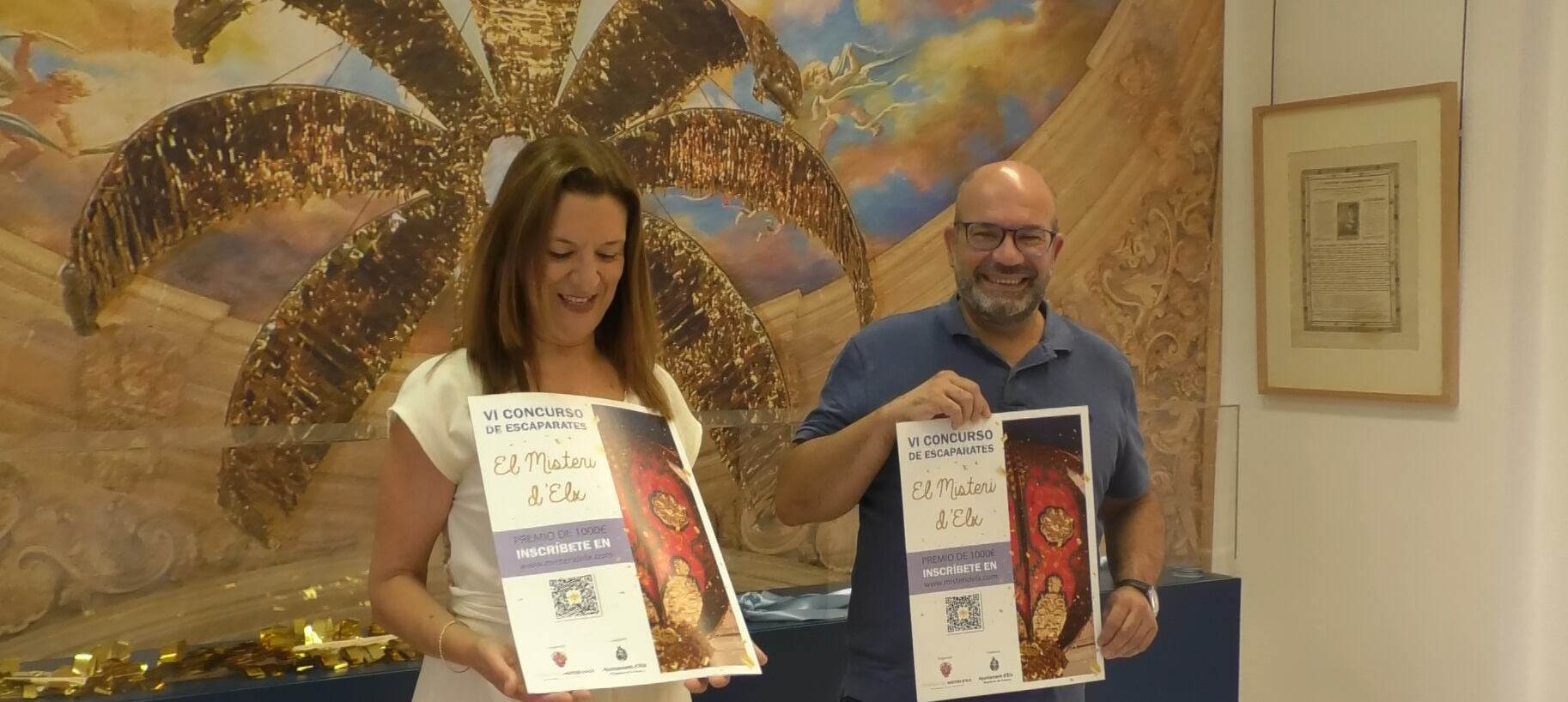 Carolina Martinez y Felip Sànchez con los carteles de la campaña de escaparates