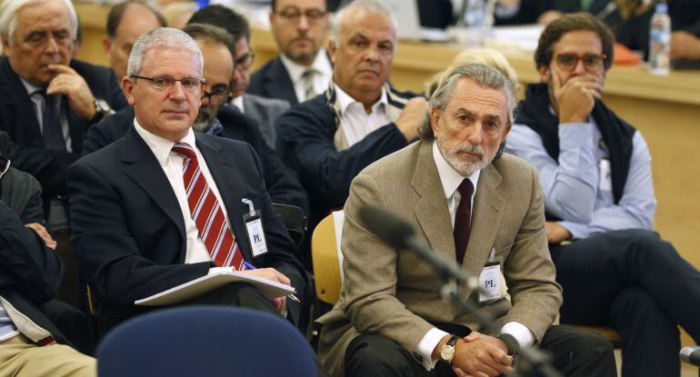 Francisco Correa (d), presunto cabecilla de la trama Gürtel, y Pablo Crespo (i), exsecretario de Organización del PP de Galicia y supuesto número dos de la trama, durante el juicio