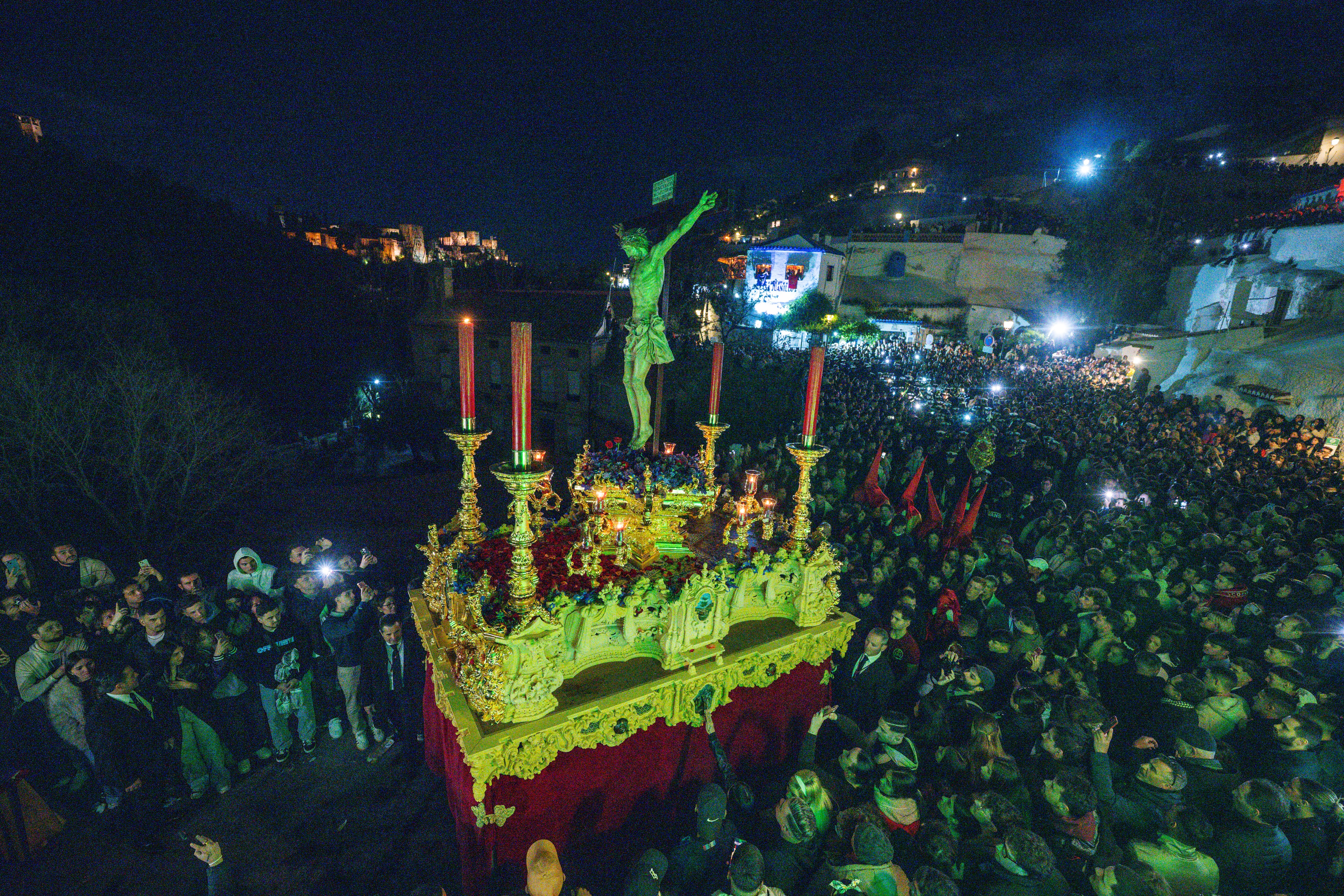 AME9858. GRANADA (ESPAÑA), 01/04/2026.- Personas asisten a la procesión de la Hermandad de los Gitanos en su camino a la Abadía del Sacromonte este miércoles, en Granada (España). EFE/ Miguel Angel Molina
