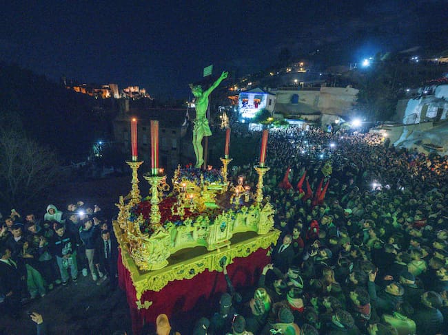 AME9858. GRANADA (ESPAÑA), 01/04/2026.- Personas asisten a la procesión de la Hermandad de los Gitanos en su camino a la Abadía del Sacromonte este miércoles, en Granada (España). EFE/ Miguel Angel Molina