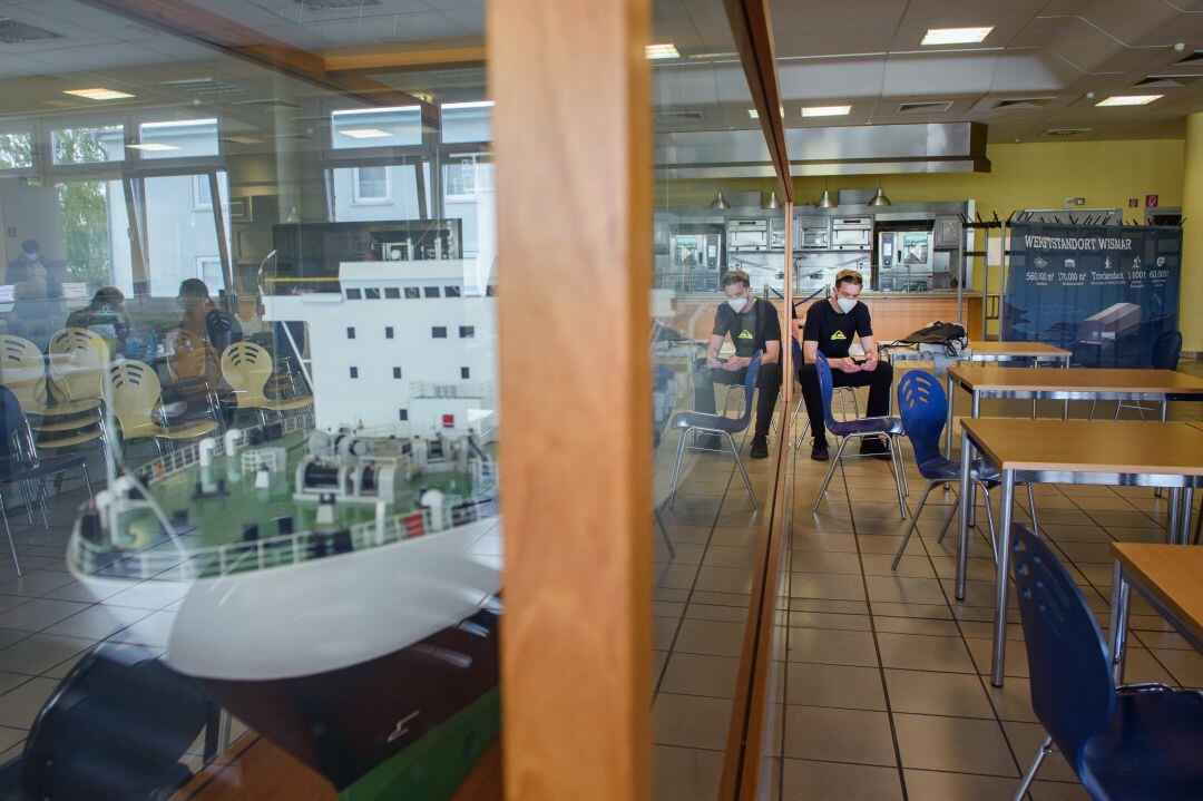 Un hombre se sienta después de su vacunación contra el coronavirus con la vacuna Johnson & Johnson en el comedor de la empresa MV Werften, que se convirtió en un centro de vacunación por el día