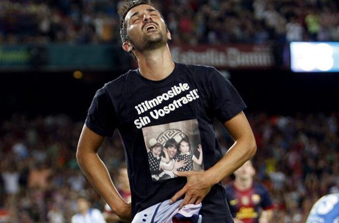 El delantero del F.C. Barcelona, David Villa, tras conseguir el quinto gol del equipo blaugrana durante el encuentro correspondiente a la primera jornada de primera división, en el que volvió de una lesión de ocho meses