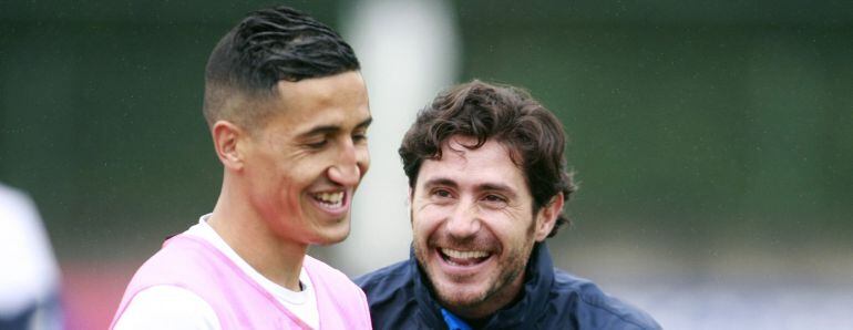 El técnico del Deportivo, Víctor Sánchez del Amo, bromea con el jugador franco-marroquí Fayçal Fajir durante el entrenamiento del equipo previo al último encuentro de liga que disputan ante el Real Madrid.