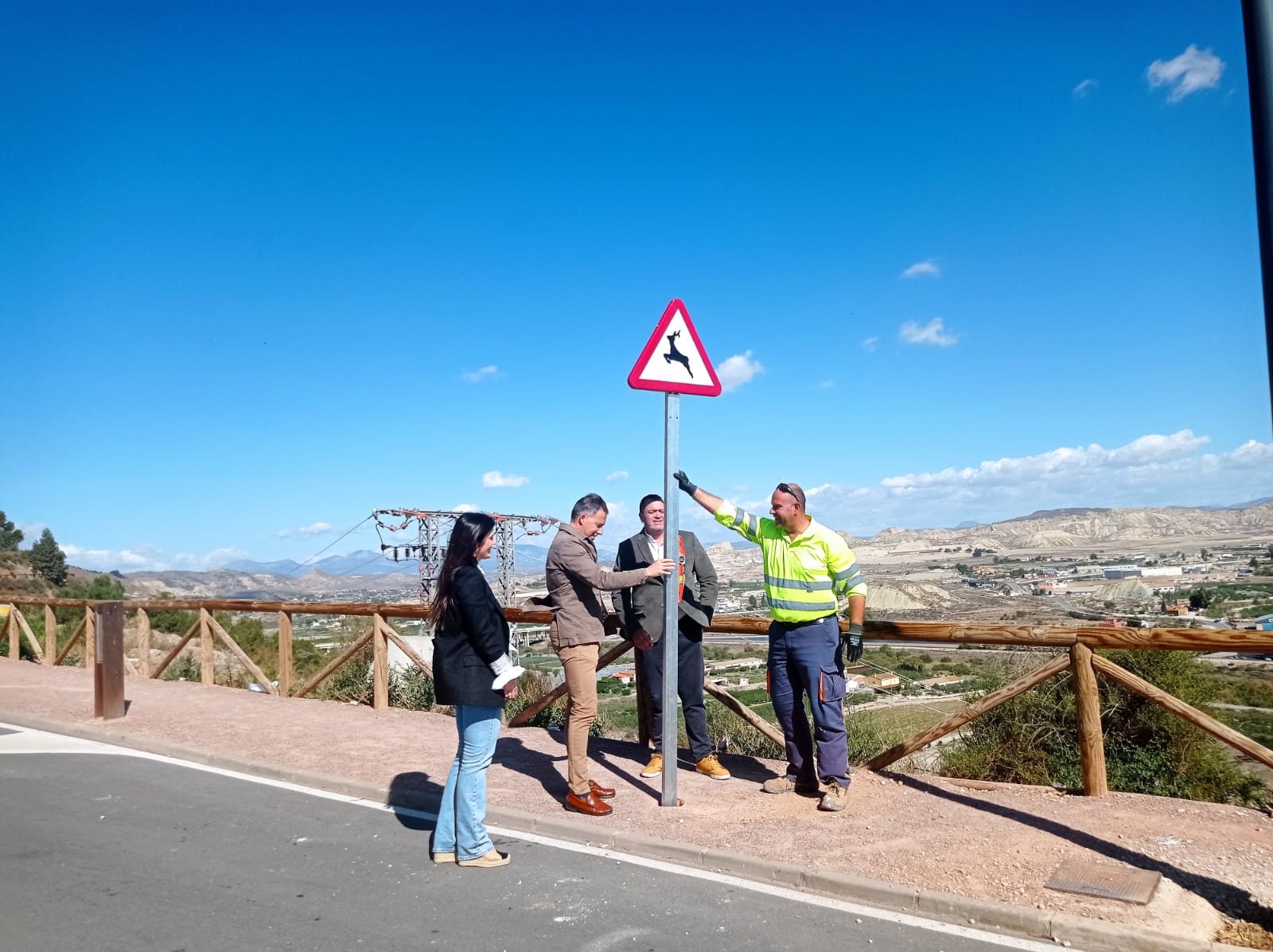 El alcalde de Lorca, Fulgencio Gil, participa en la instalación de la señal de advertencia de muflones