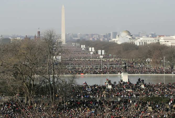 Pese al frío en la ciudad de Washington, miles de personas abarrotaban las inmediaciones de las escalinatas del Capitolio.
