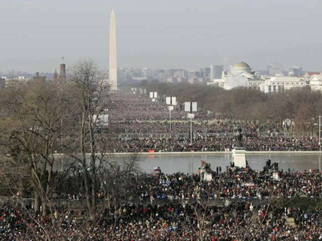 Pese al frío en la ciudad de Washington, miles de personas abarrotaban las inmediaciones de las escalinatas del Capitolio.