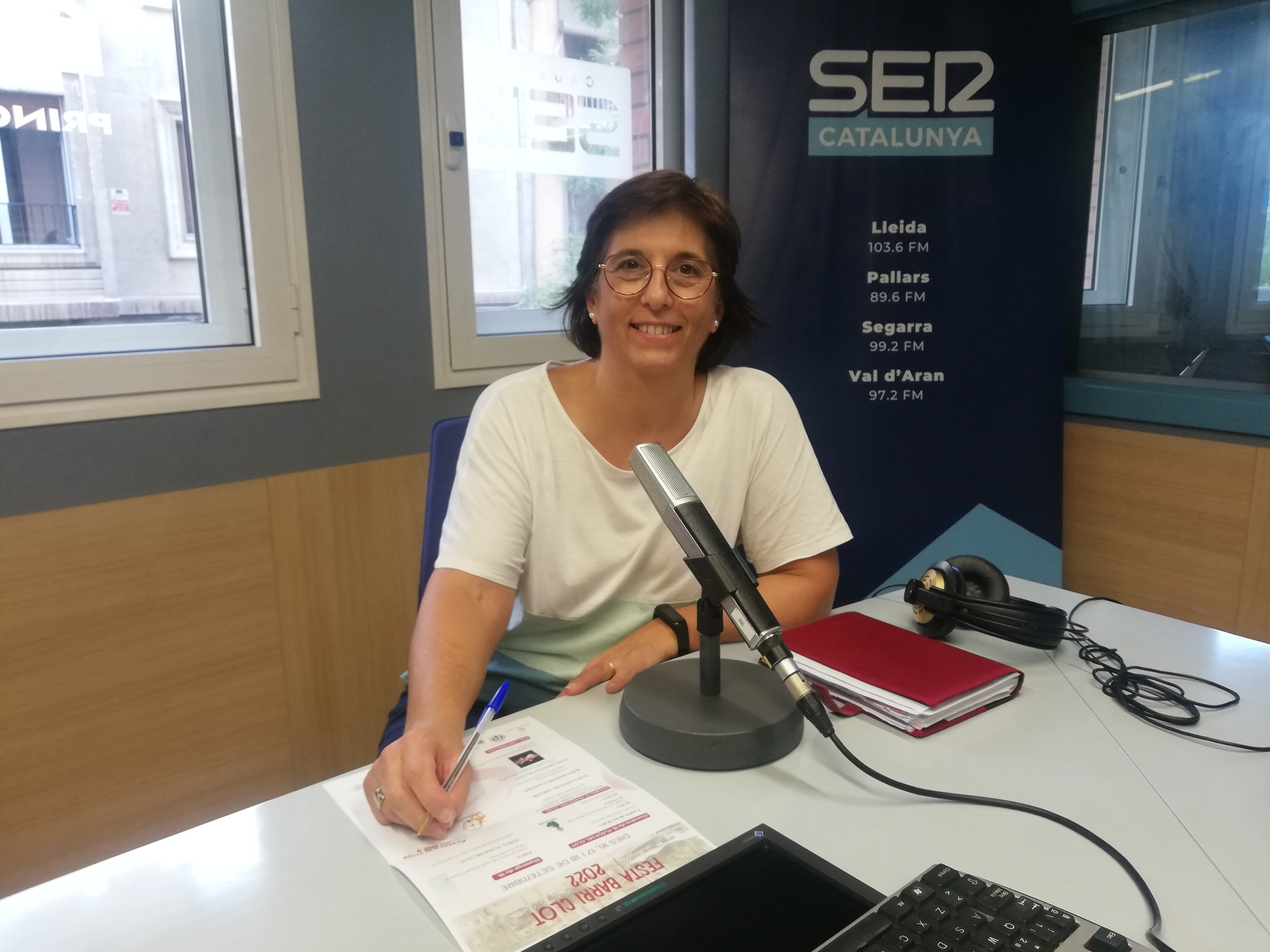 Moment de l'entrevista a Montse Salvatella, presidenta de l'Associació Veïnal del Clot. Foto: Ràdio Lleida.