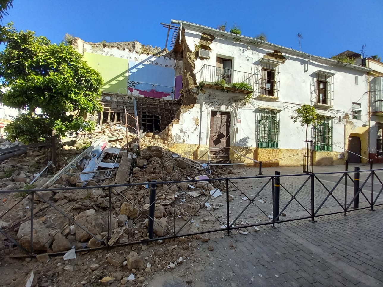 Imagen del derribo del edificio de la calle Zarza el pasado mes de marzo