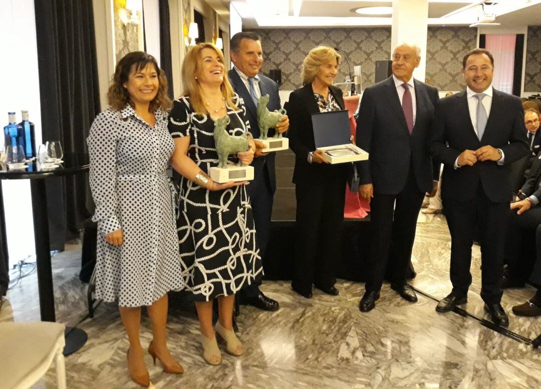 De izquierda a derecha, Rosana González, directora del Hotel Gran Meliá Colón; Concha Hernández, de la ganadería de Garcigrande; Salvador Núñez, picador de la cuadrilla del Juli; la ganadera Rocío de la Cámara, Ramón Valencia, empresario de la Maestranza; y Ricardo Sánchez, delegado del Gobierno de la Junta en Sevilla