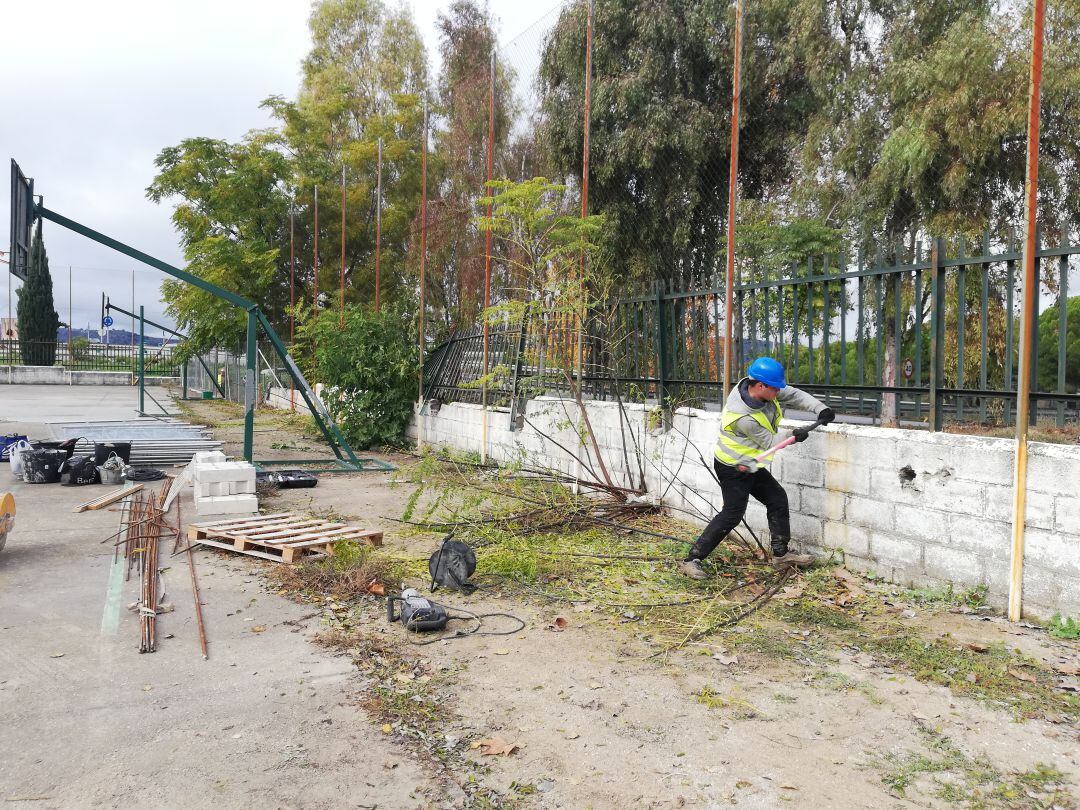 Obrero trabajando en el patio del colegio