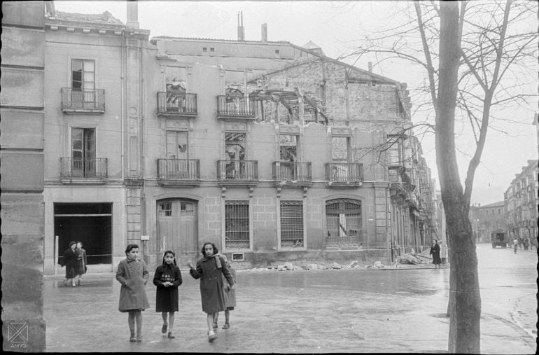 DERRIBO DE LA ESQUINA FUEROS-INDEPENDENCIA DE VITORIA. ARCHIVO MUNICIPAL. FOTO SANTIAGO ARINA 