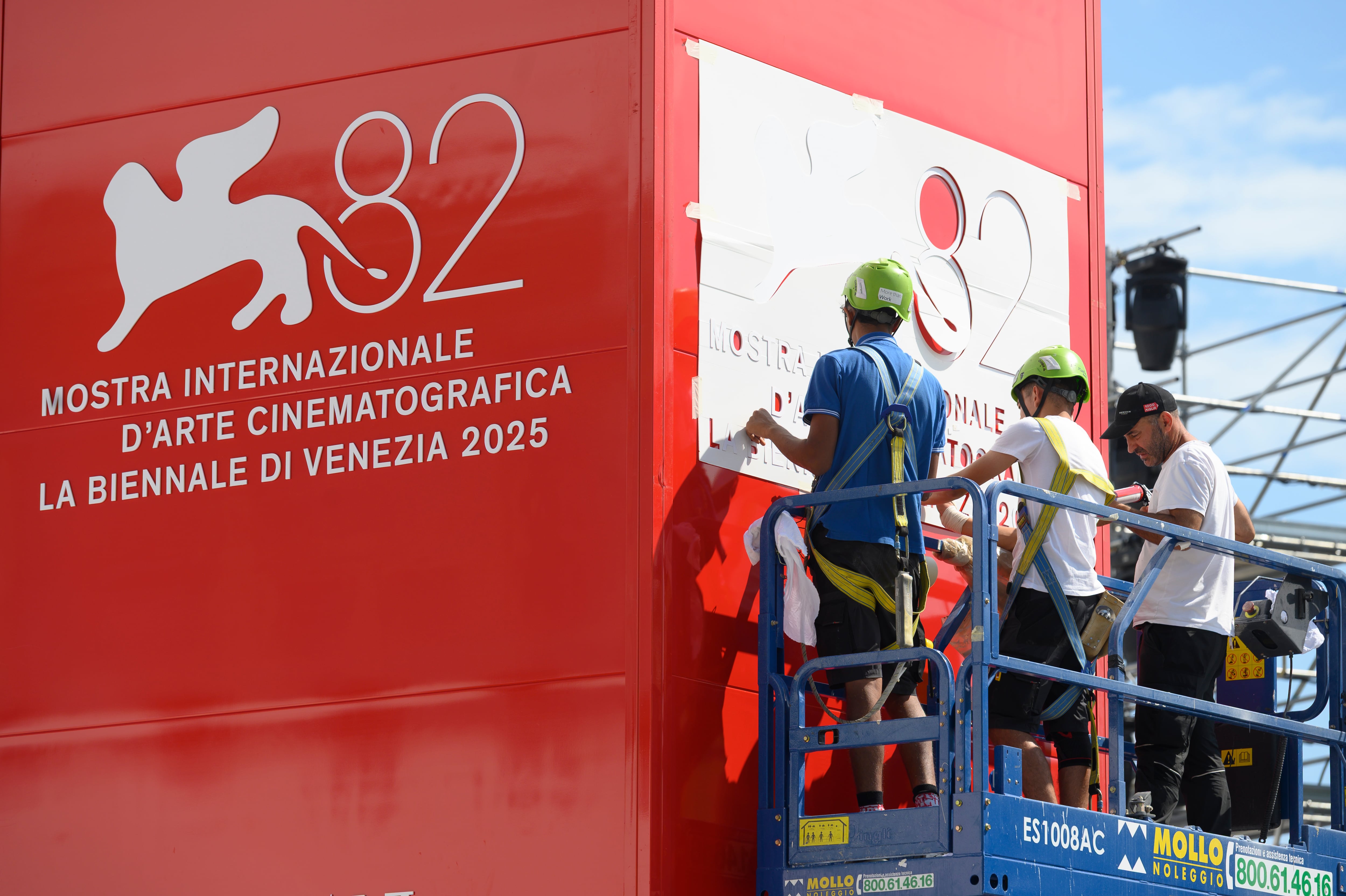 Trabajadores instalan la publicidad del 82.º Festival Internacional de Cine de Venecia antes del evento en Venecia, Italia, el 24 de agosto de 2025. Aleksander Kalka/NurPhoto.