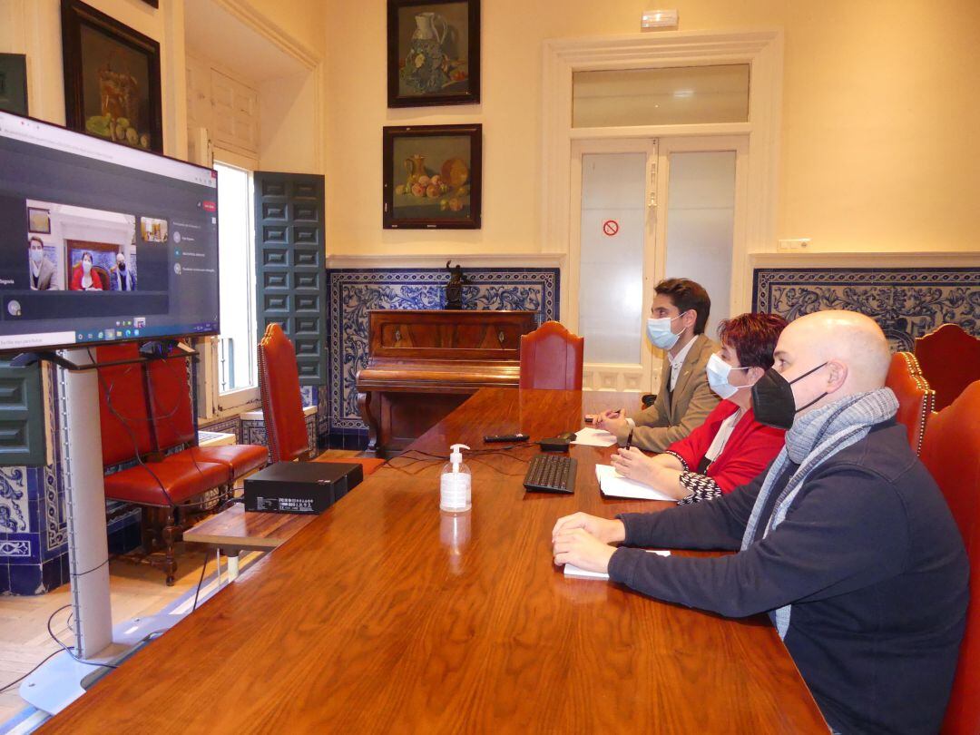 Clara Luquero, Miguel Merino, y Ángel Galindo, ha mantenido una reunión telemática con la presidenta de la Confederación Hidrográfica del Duero