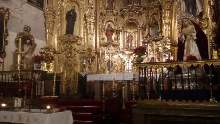 Los titulares de la hermandad de las Penas tras la barandilla del presbiterio en la iglesia de san Matías