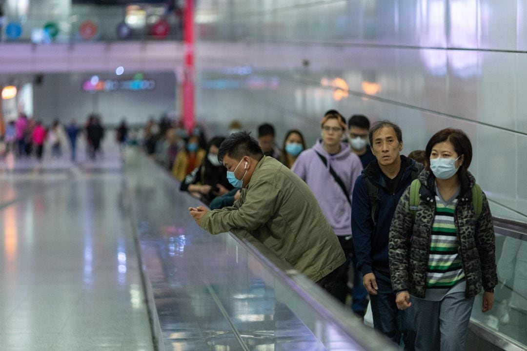 Ciudadanos de Hong Kong pasean con mascarillas para evitar el contagio del coronavirus de Wuhan