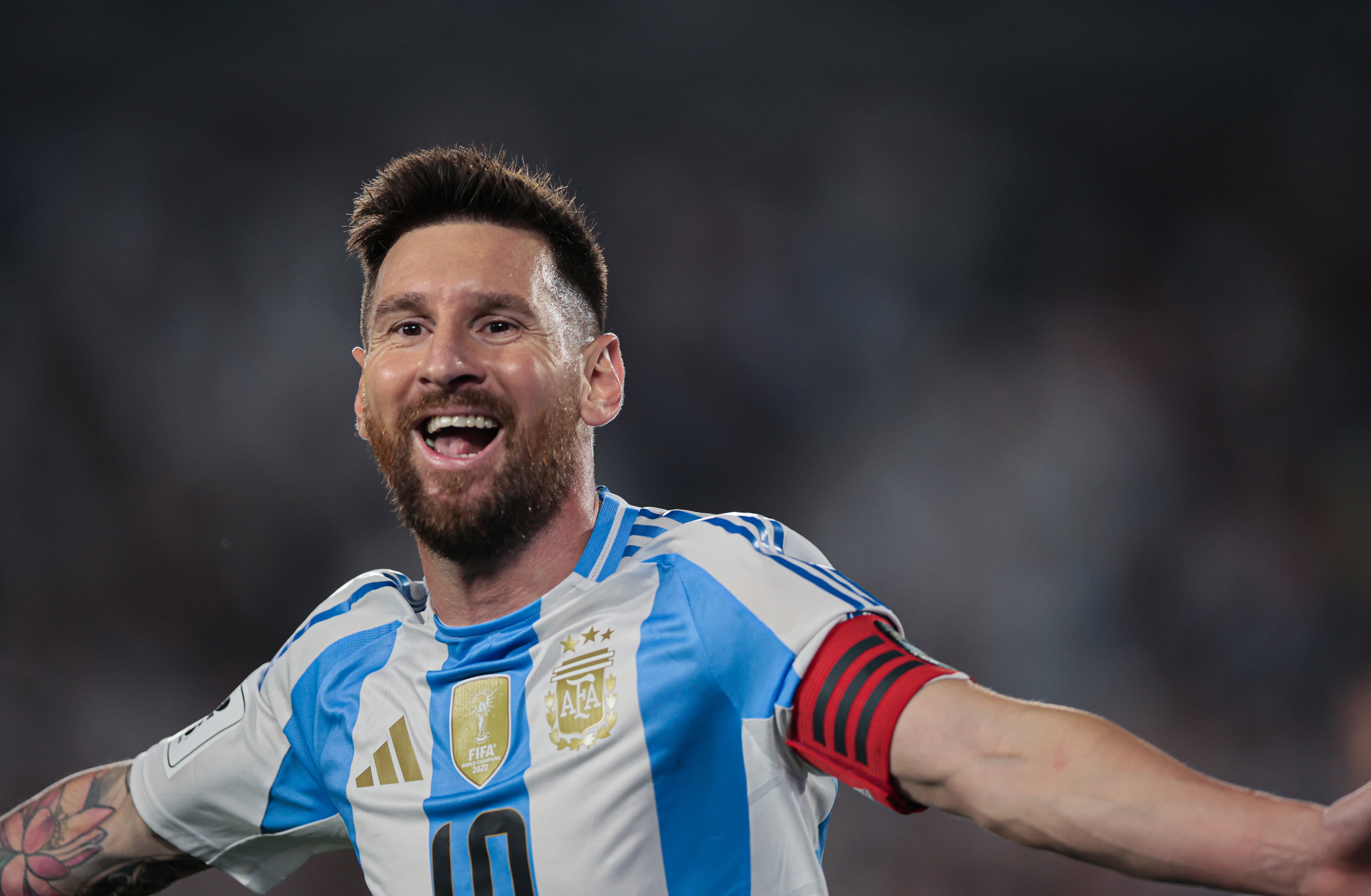 Lionel Messi celebra uno de sus goles a Bolivia