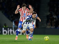 SAN SEBASTIÁN, 04/01/2026.- El delantero de la Real Sociedad Mikel Oyarzabal (d) cae tras la entrada de Julián Álvarez, del Atlético de Madrid, durante el partido de la jornada 18 de LaLiga que Real Sociedad y Atlético de Madrid disputan hoy domingo en el estadio de Anoeta. EFE/Juan Herrero