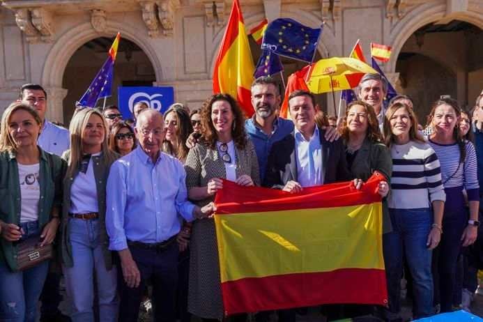 El PP de Almería logra una respuesta multitudinaria en su protesta contra la amnistía.