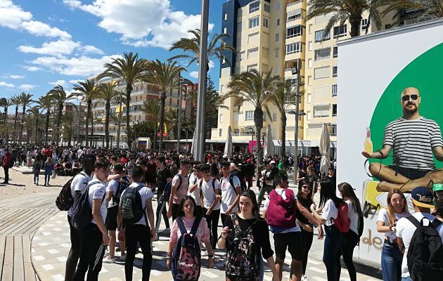 Miles de jóvenes se reúnen en la playa de San Juan en Santa Faz