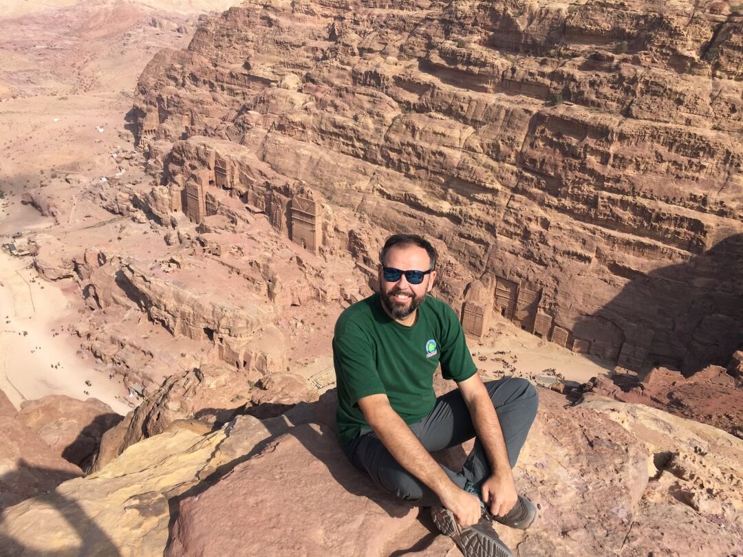 Mario, en el Altar de los Sacrifícios, en Petra